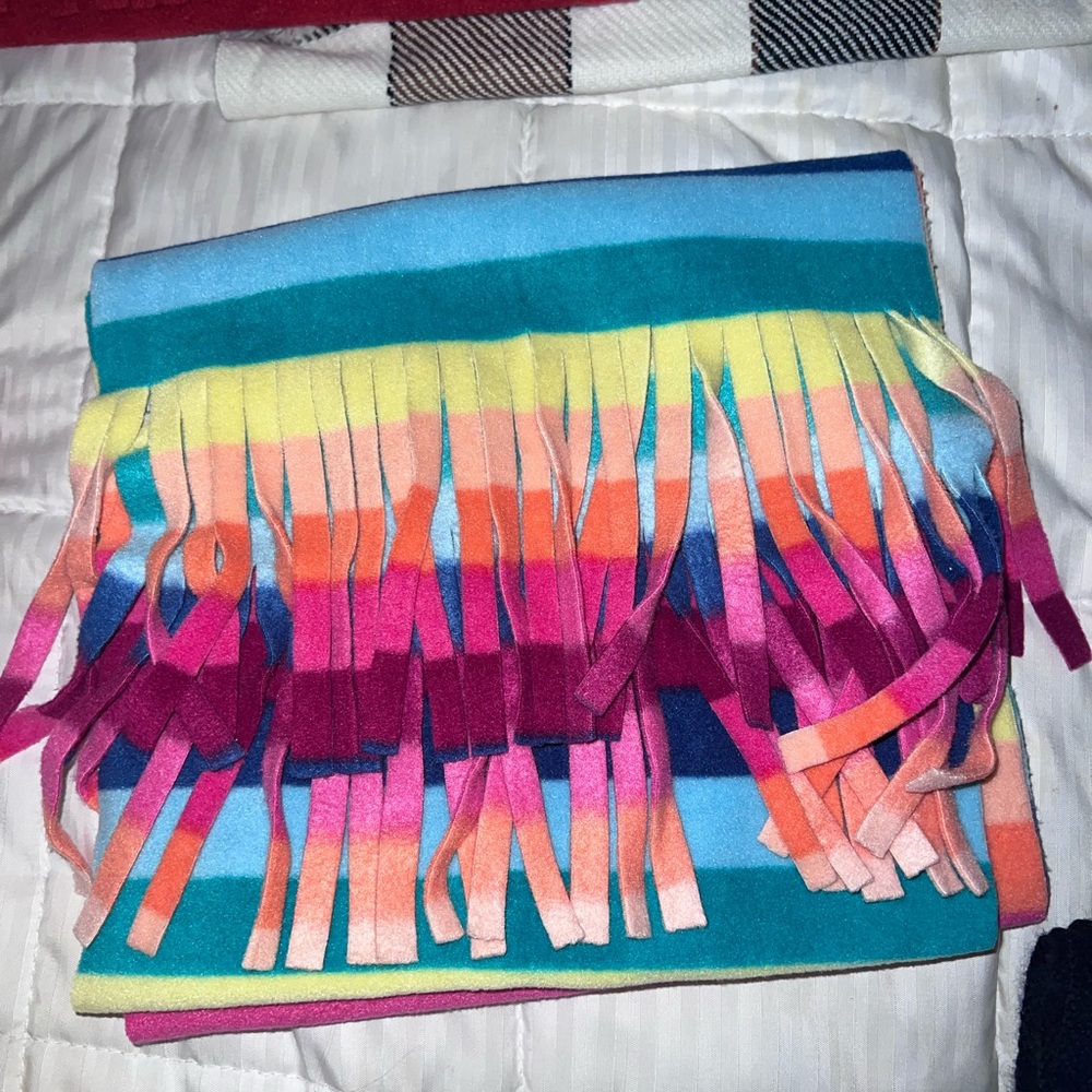 LADIES SCARFS AND HAT - Picture 5 of 9